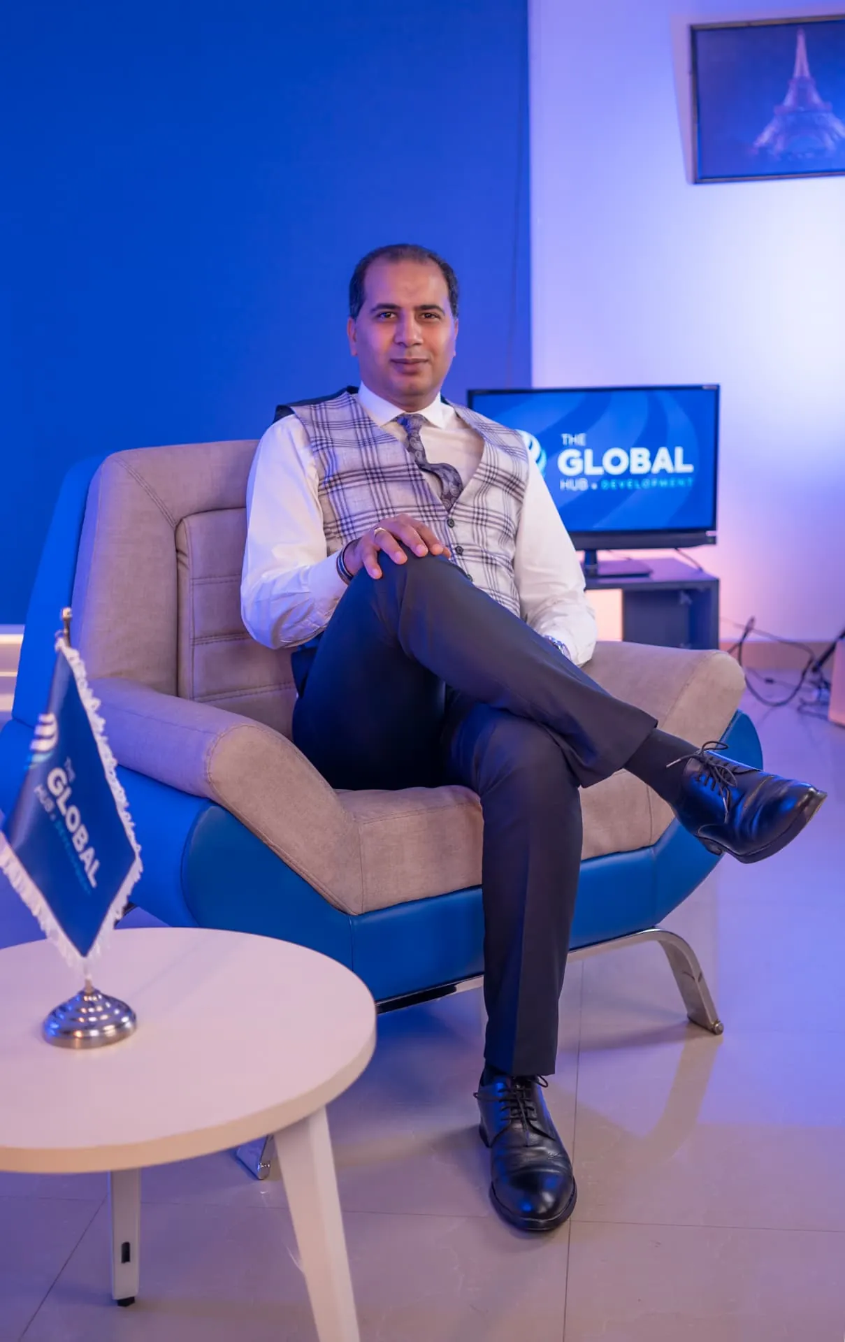 رئيس مجلس إدارة THE GLOBAL HUB في مقر الشركة